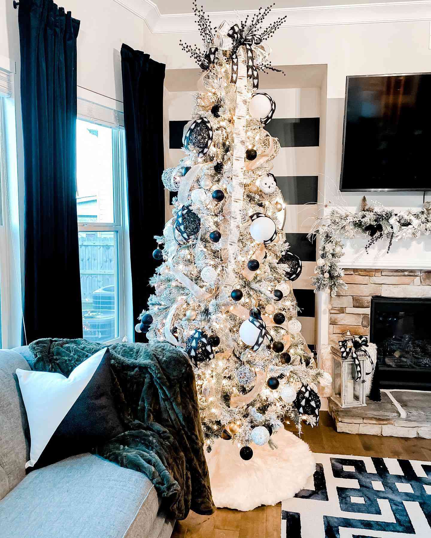 árbol de navidad blanco con adornos negros