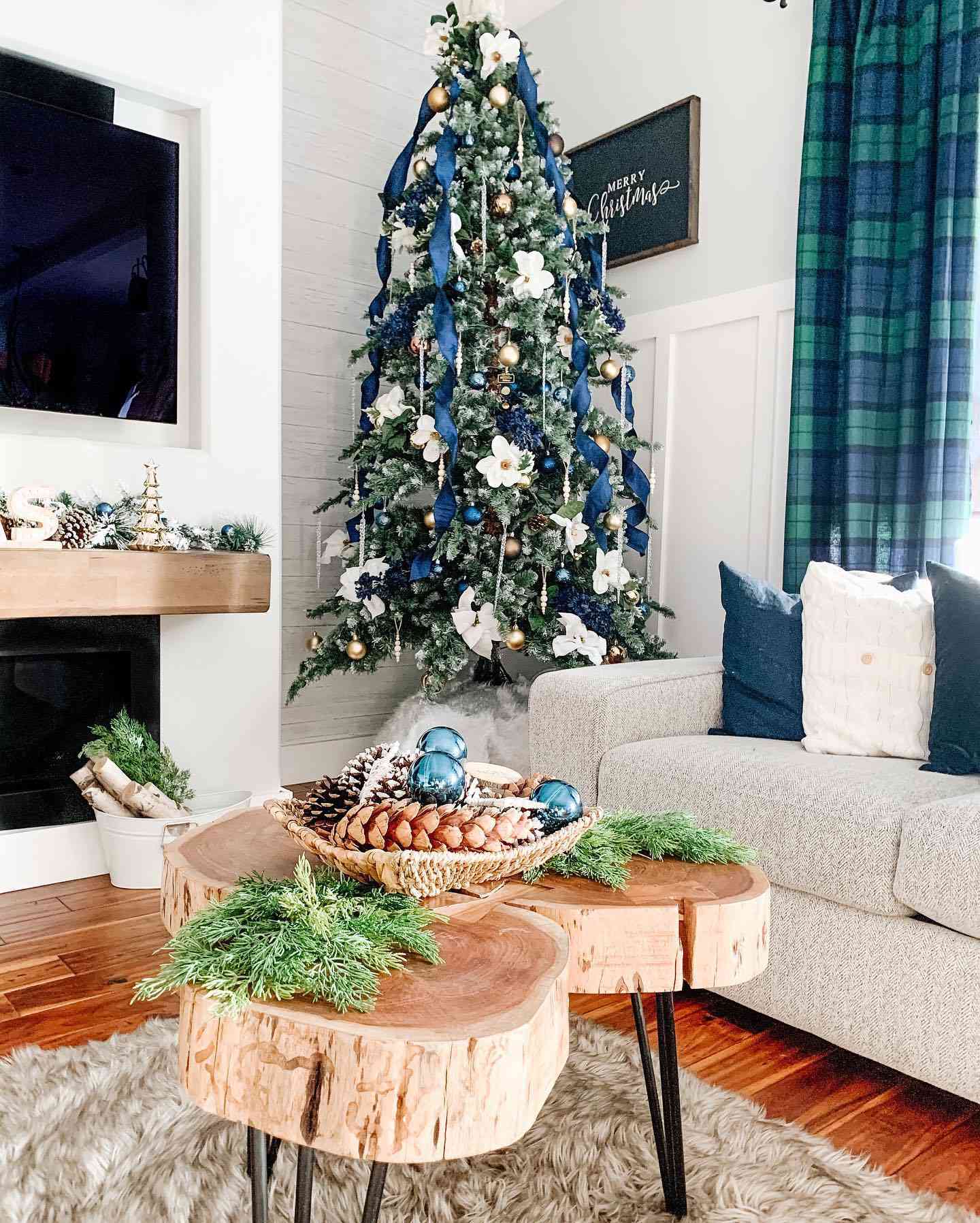 árbol de navidad decorado en blanco y azul