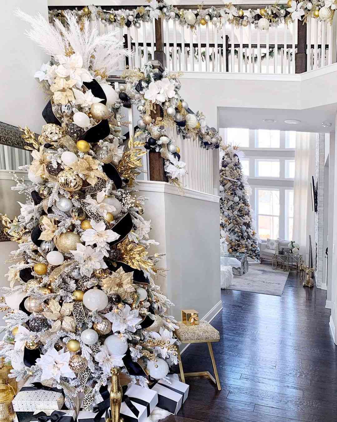 decoración del árbol de navidad en blanco y dorado