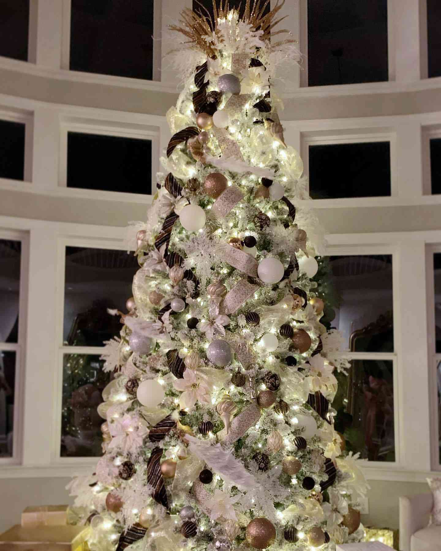 großer weißer Weihnachtsbaum mit weißen Lichtern