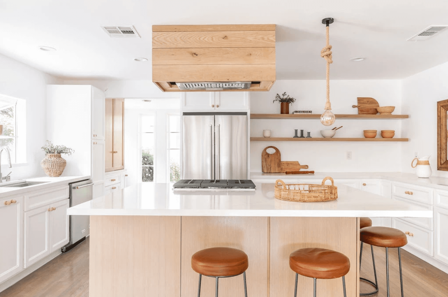 Una cocina monocromática con algunas piezas de madera teñida clara, algunas piezas de madera más cálida, y algunos acentos de color marrón más oscuro