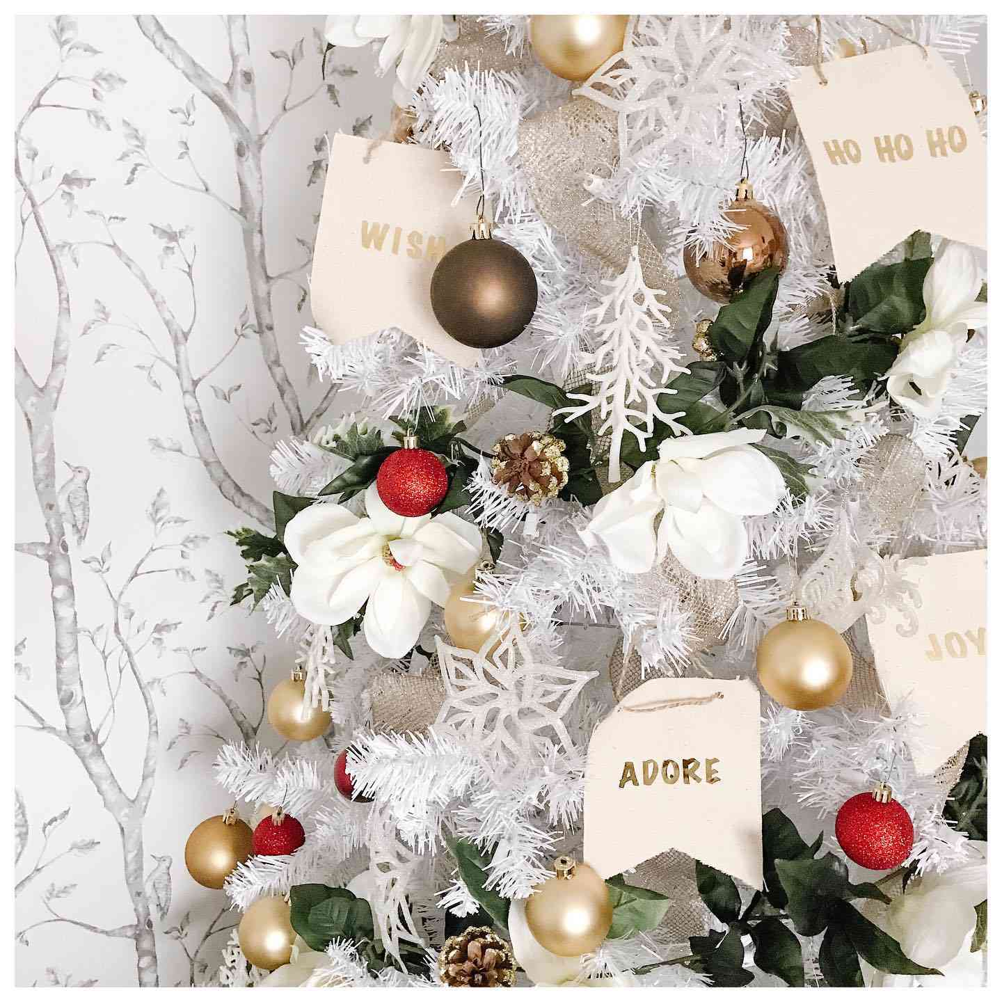 árbol de navidad blanco con detalles dorados y verdes