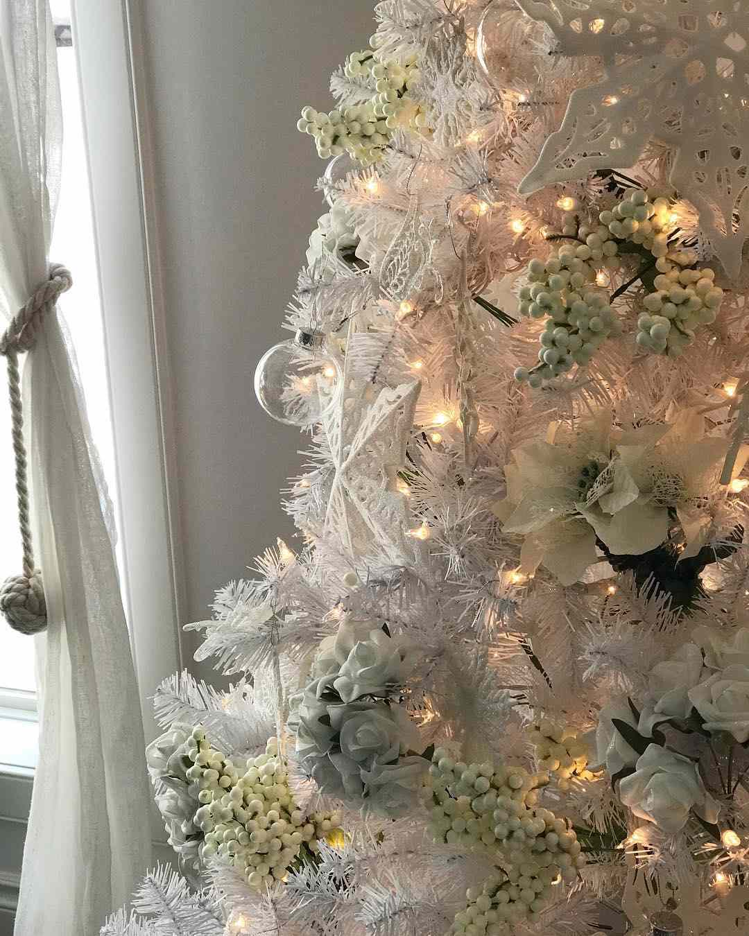 árvore de Natal branca com enfeites de frutas