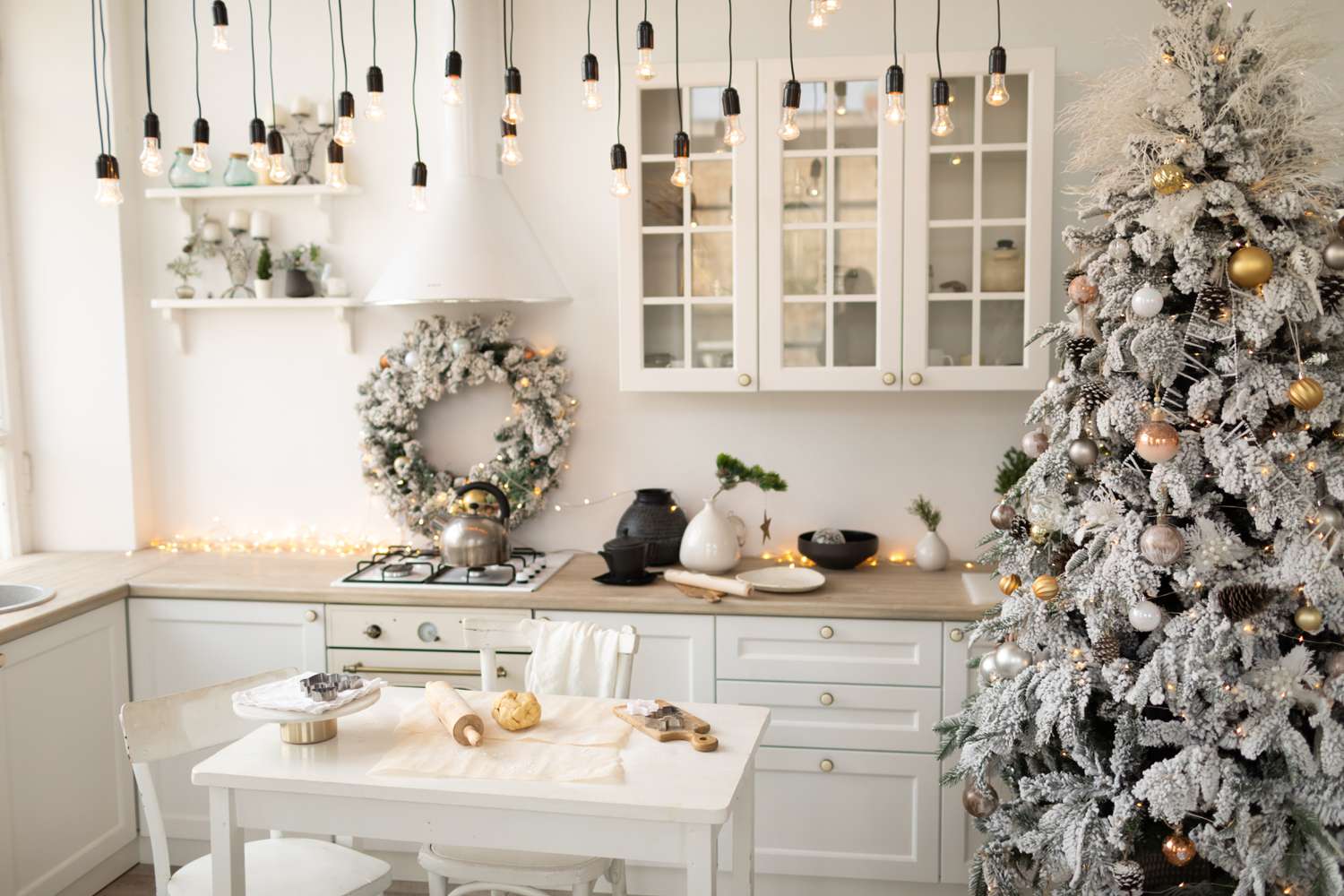árvore de Natal branca na cozinha