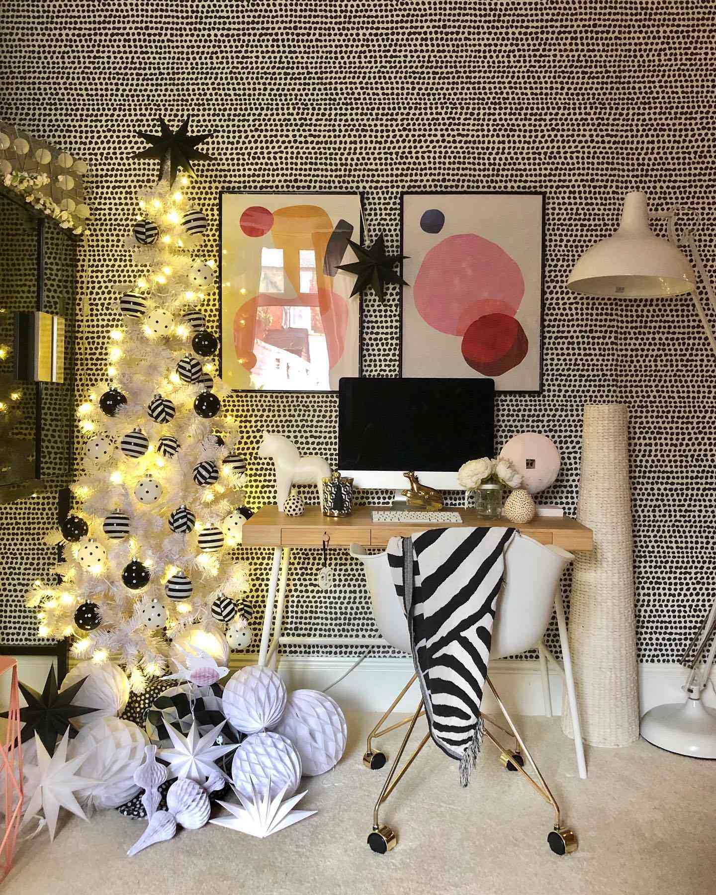 árvore de Natal branca e preta em um quarto caprichoso