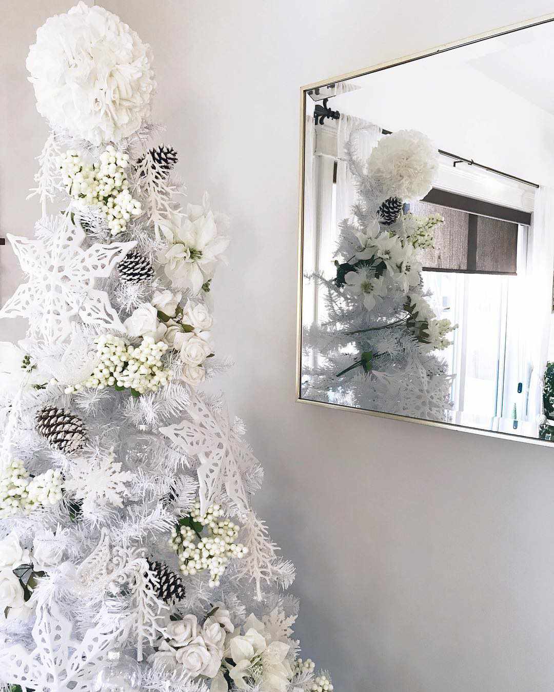 ganz weißer Weihnachtsbaum mit Ornamenten