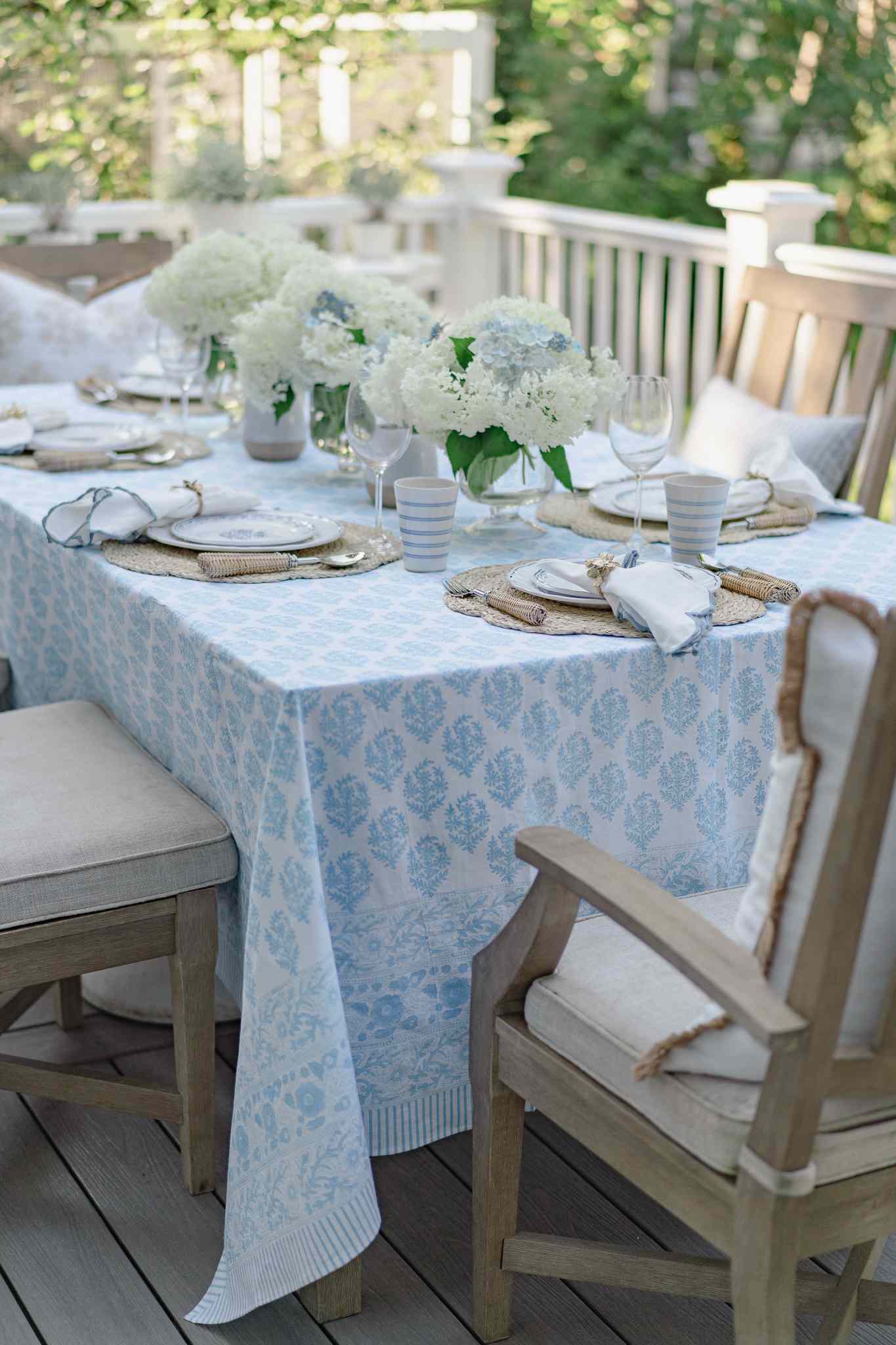 Mesa de jantar na varanda em um esquema de cores azul e branco