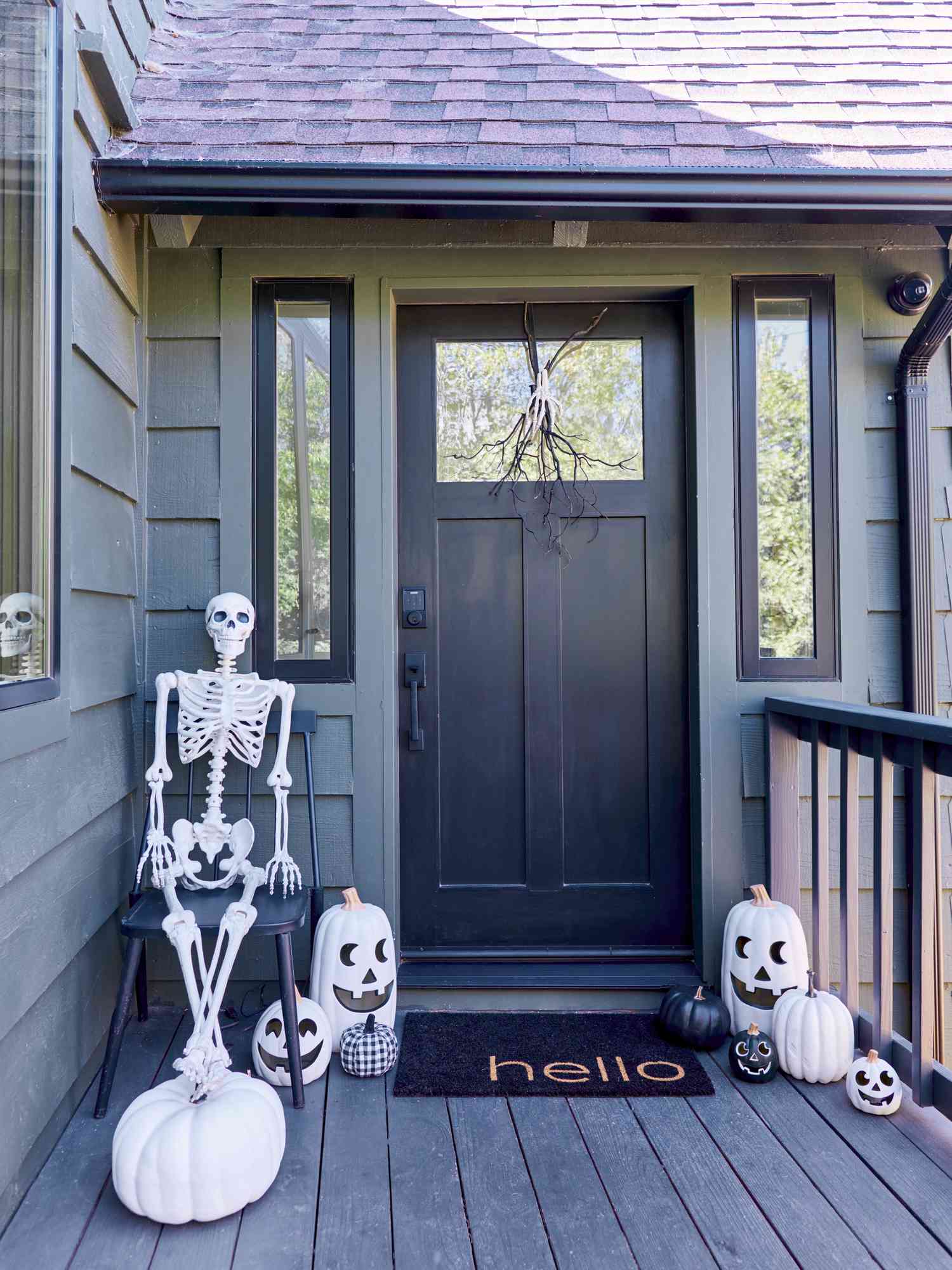 Porche avec garniture noire décorée pour Halloween