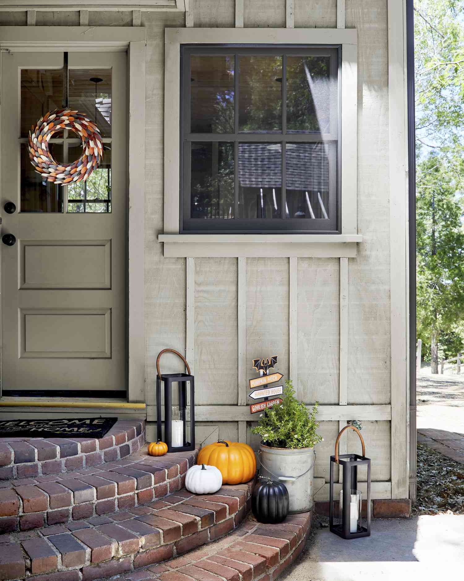 Escalones del porche delantero decorados para el otoño