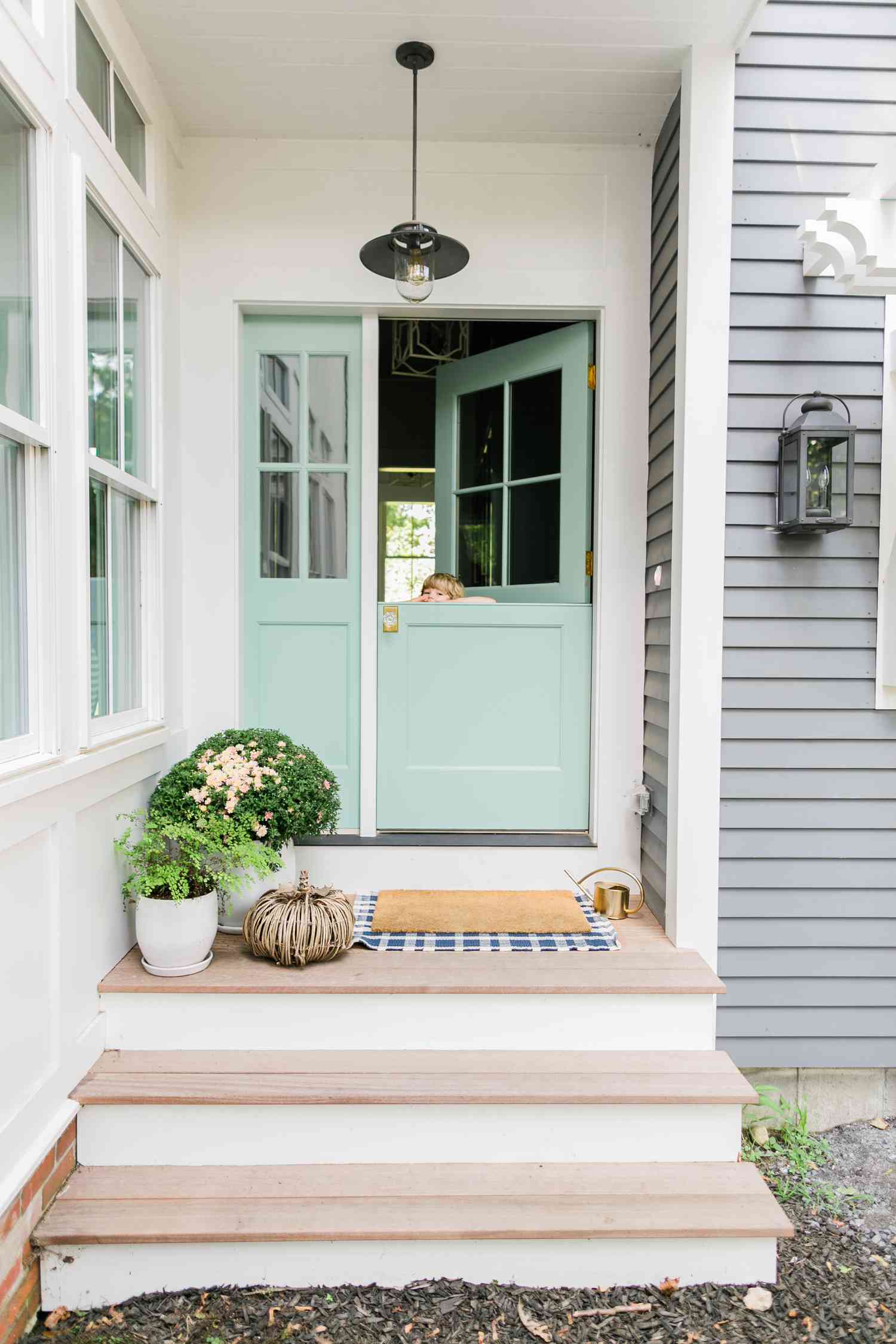 Porte hollandaise vert menthe sur un porche