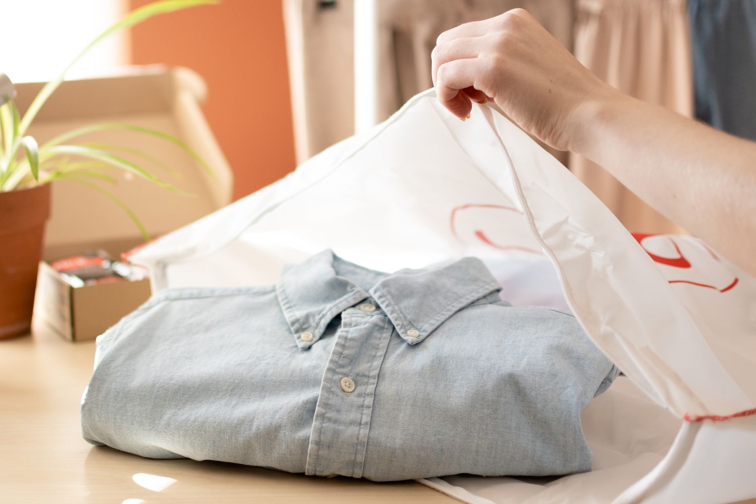 Camisa de botão dobrada e colocada em um saco de secagem para a máquina de secar