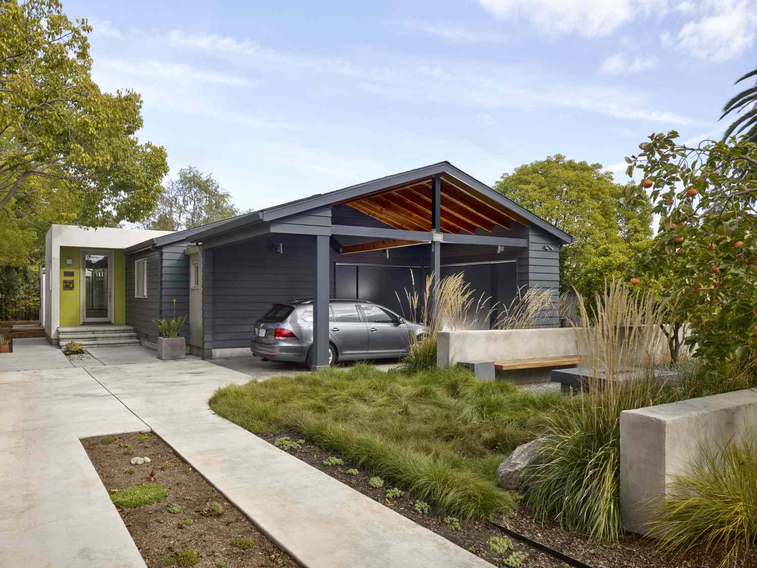 Carport an der Seite des Hauses