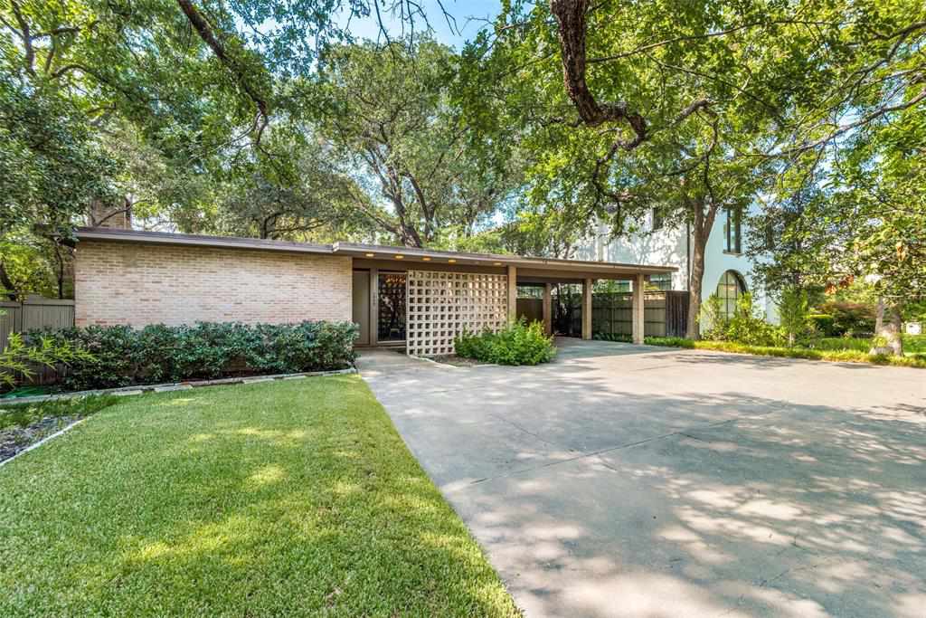 Carport an Haus im Ranch-Stil