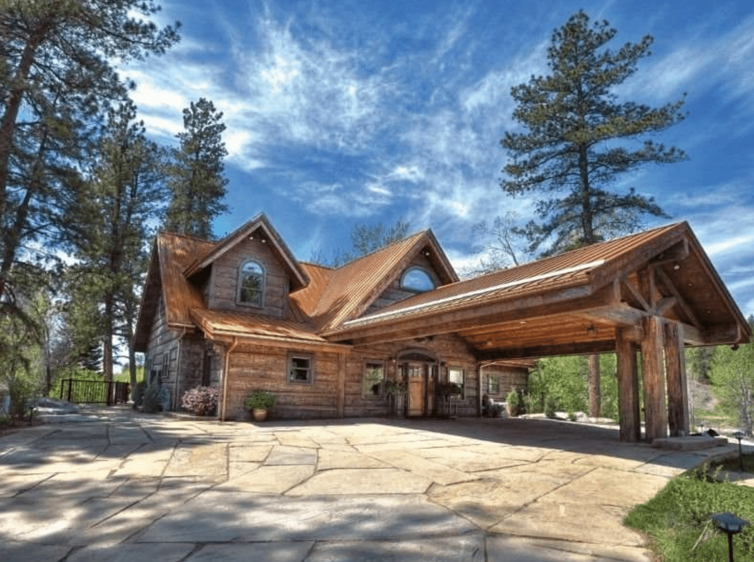 maison en bois avec carport