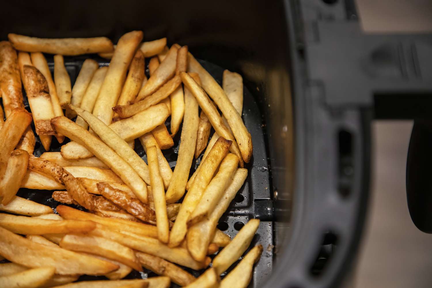 Pommes frites in der Fritteuse