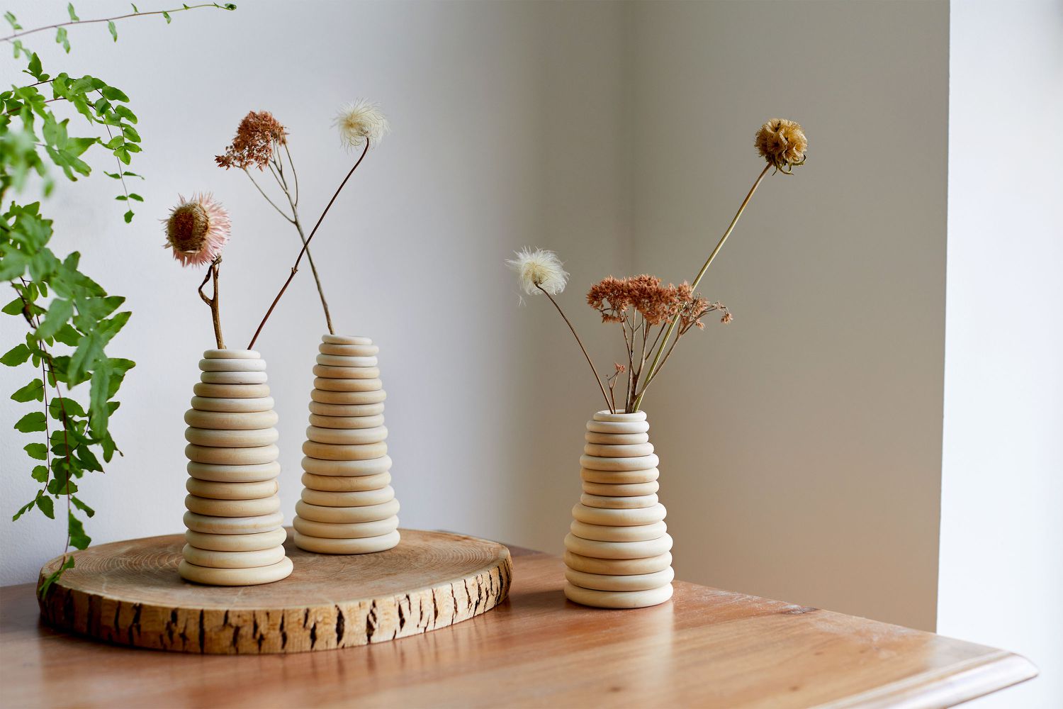 Holzringe als DIY-Vasen zum Falten von Trockenblumen auf dünnen Stielen