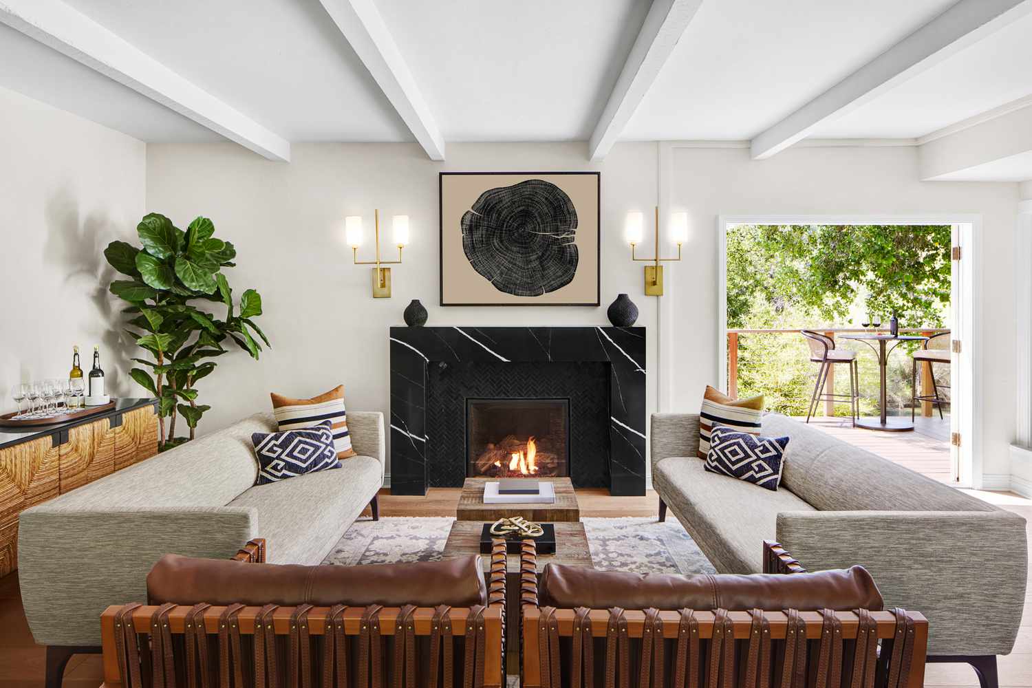 Salón del vestíbulo de un hotel boutique de lujo de diseño moderno con chimenea en Napa Valley, California