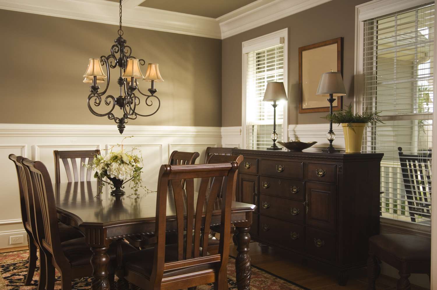 Comedor tradicional con sillas y mesa de madera