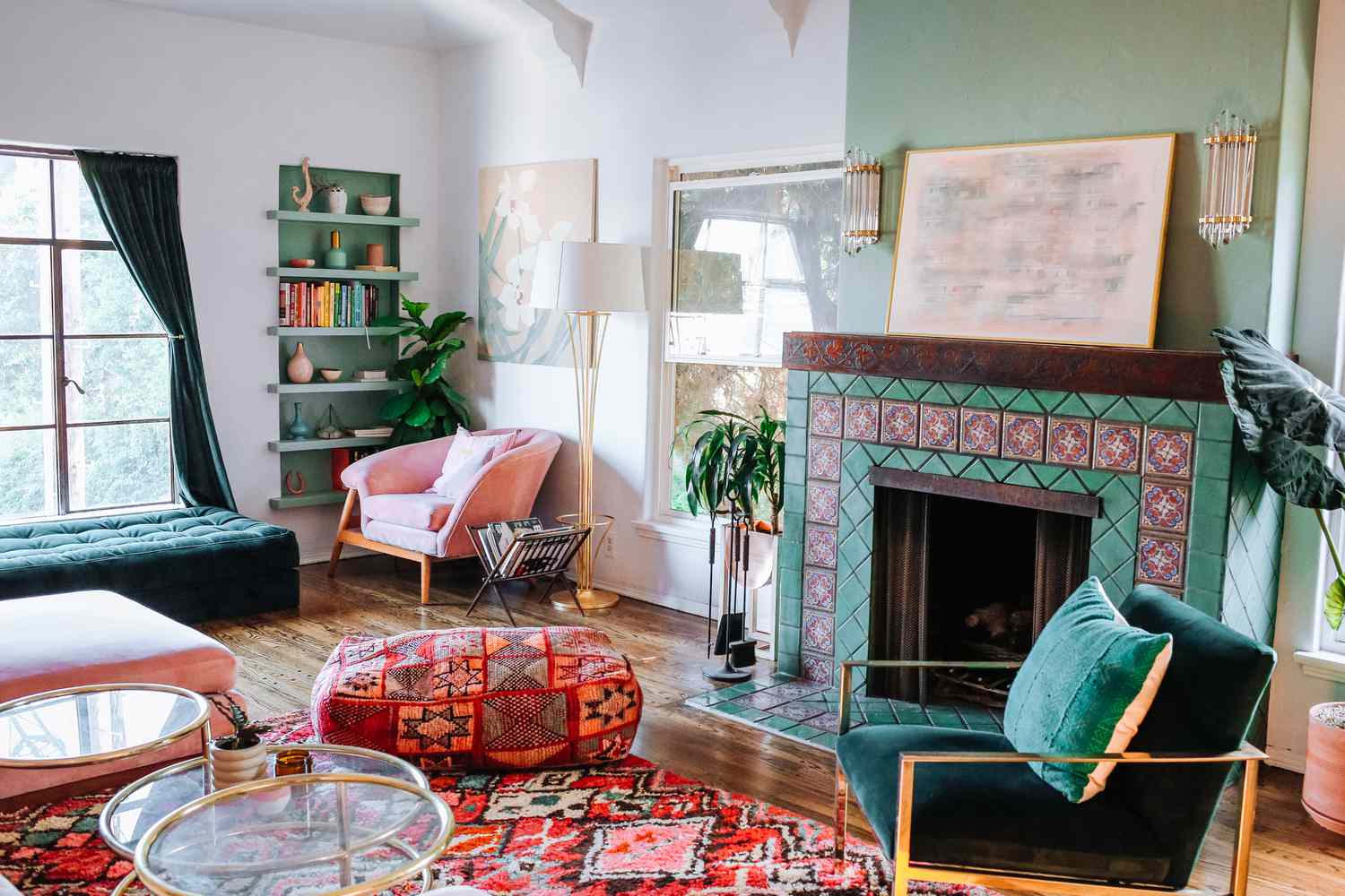 Lebendiges Arbeitszimmer mit Kamin und rosa und grünem Bücherregal mit Schweberegalen