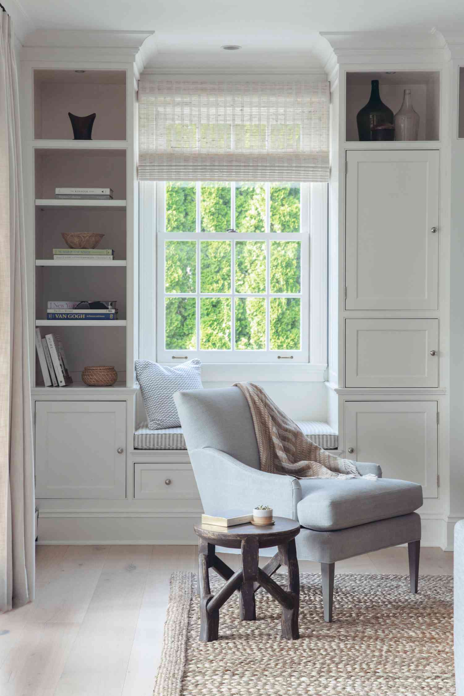 Rincón de lectura con empotrados y asiento con ventana