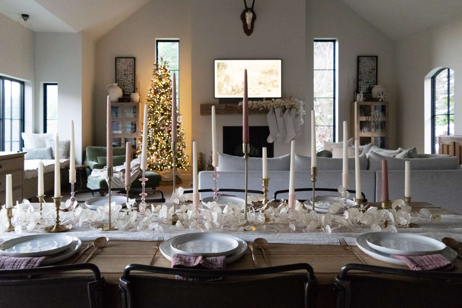 Paysage de table de Noël mauve et ivoire