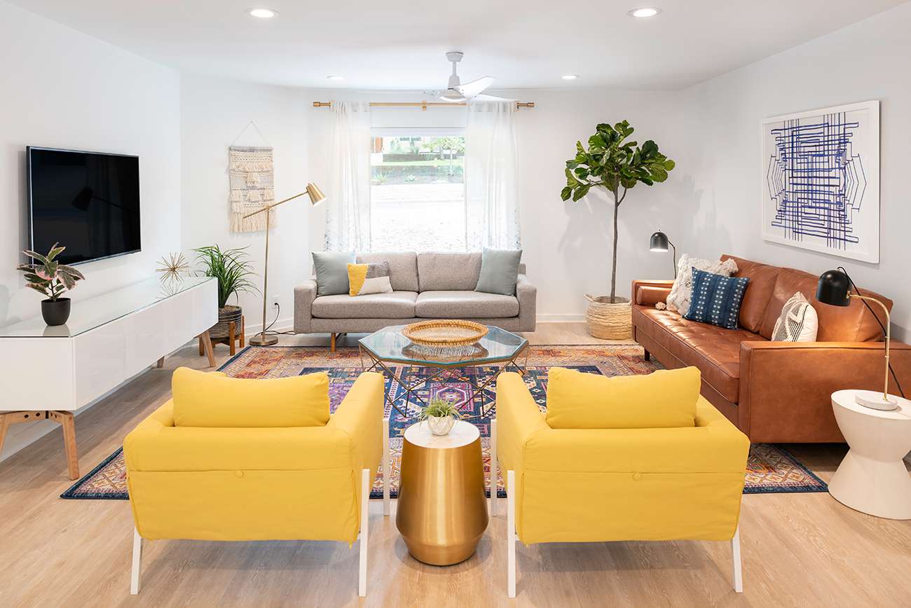 gelbe Stühle und graues Sofa