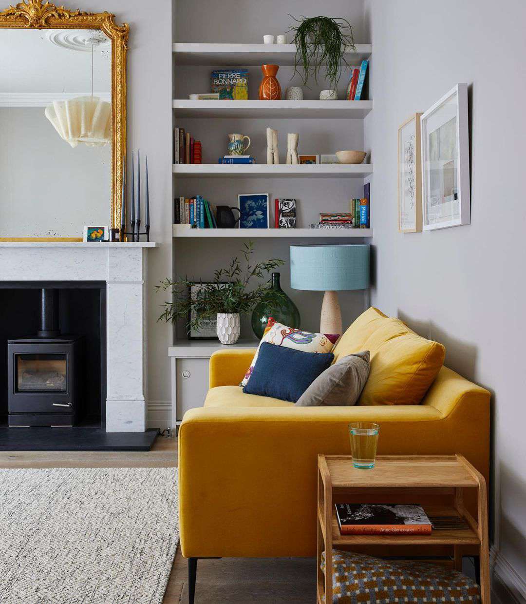 sofá amarelo e paredes cinza claro