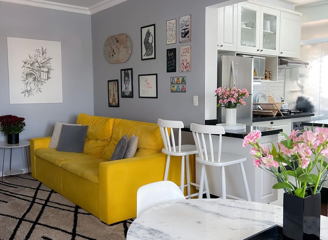 gelbes Sofa mit hellgrauen Wänden
