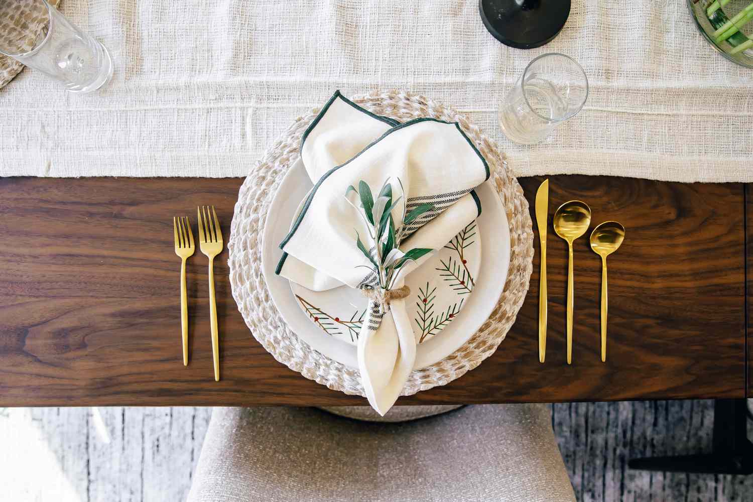 Minimalist Christmas table setting