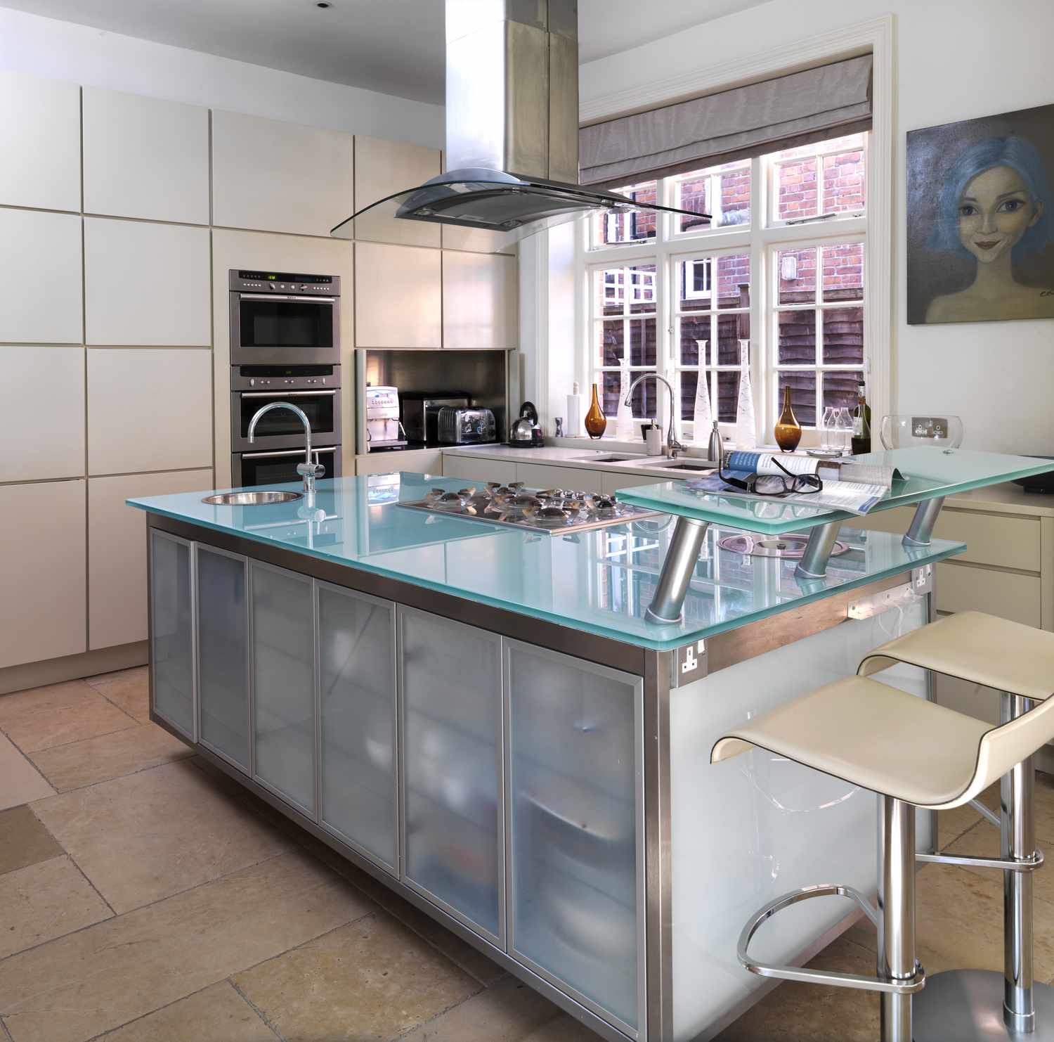 Barhocker an der Frühstücksbar in einer modernen Küche, Haus in Großbritannien