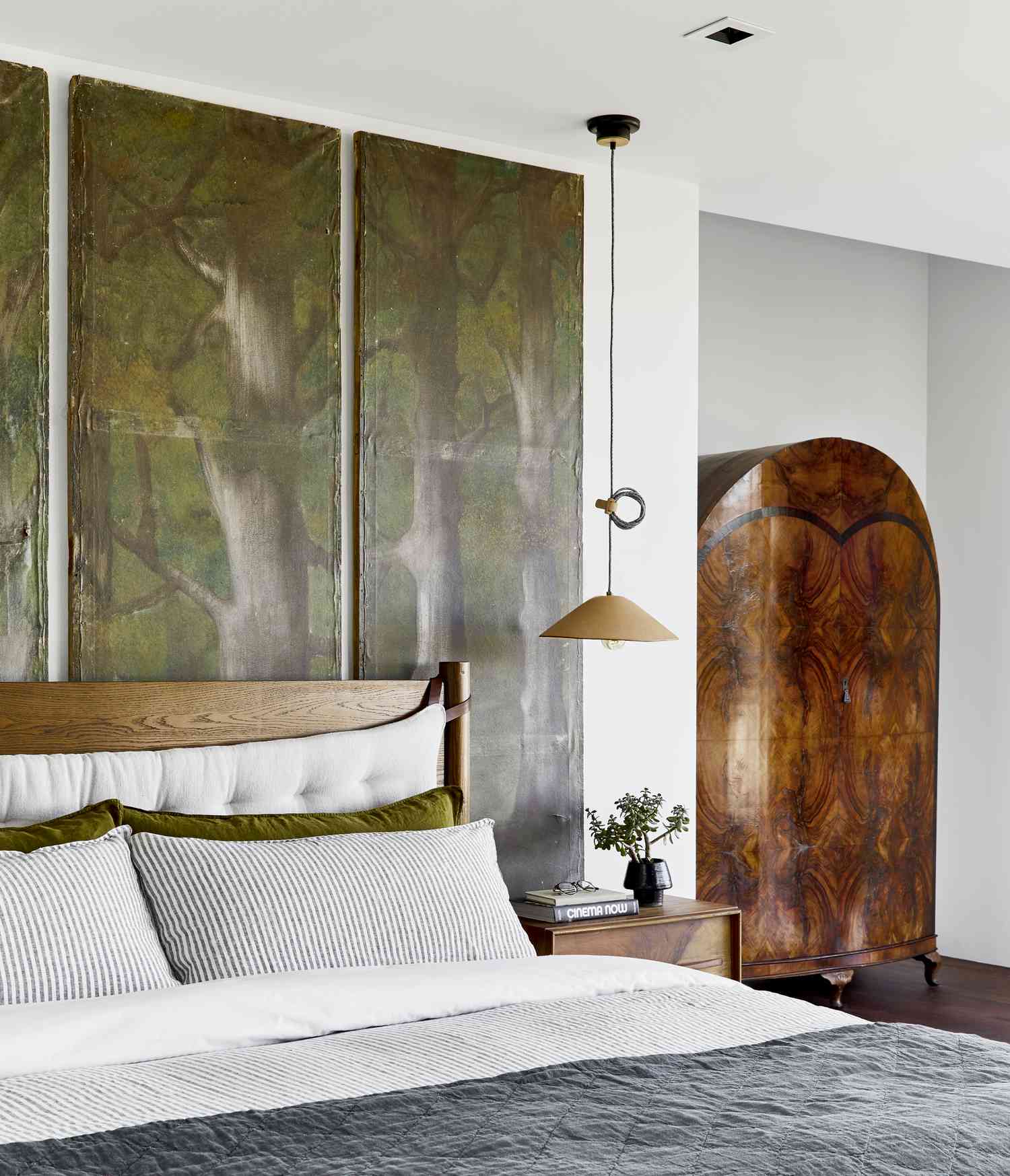 Schlafzimmer mit grüner Kunst