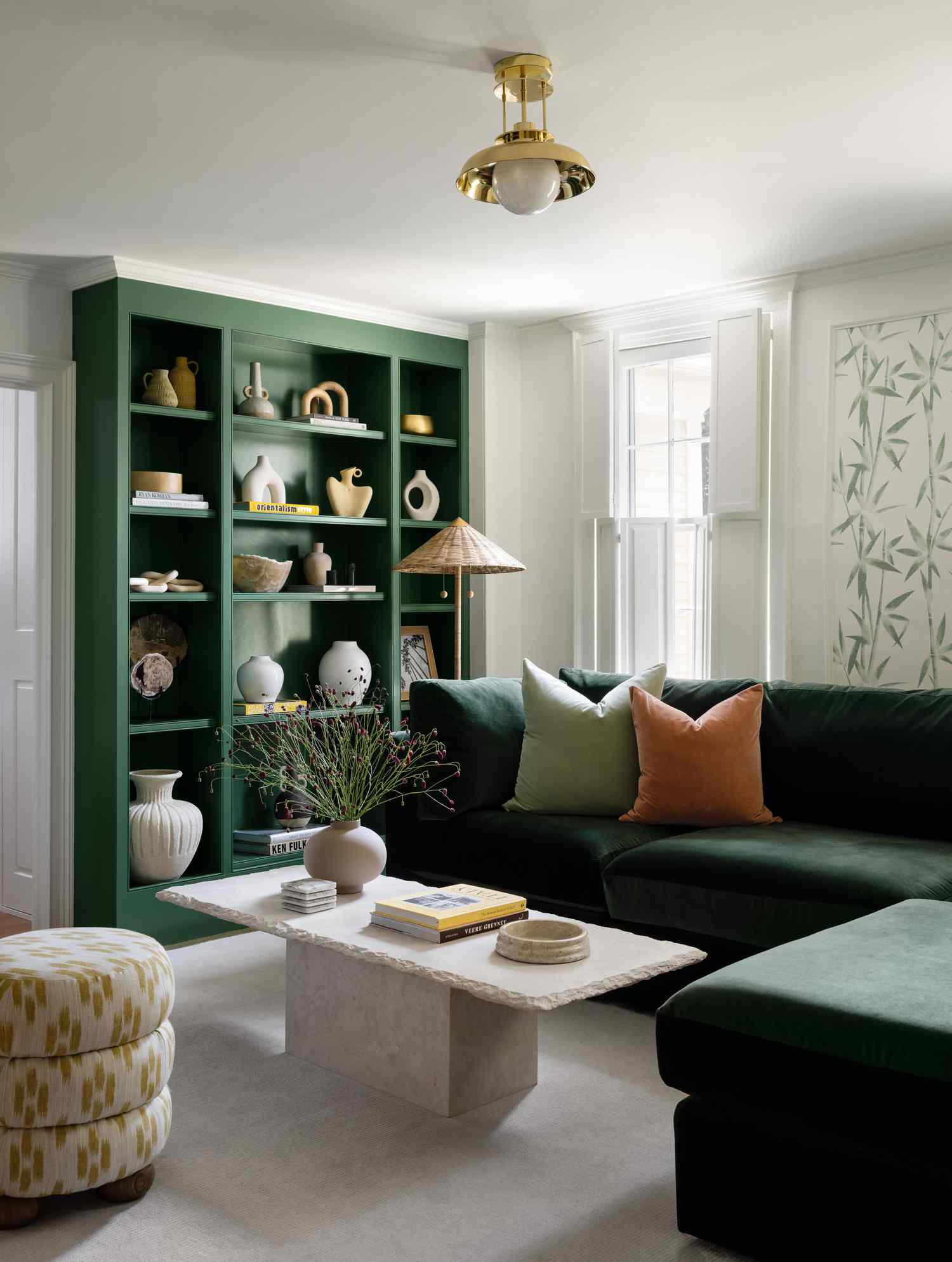 grünes Bücherregal in einem Wohnzimmer