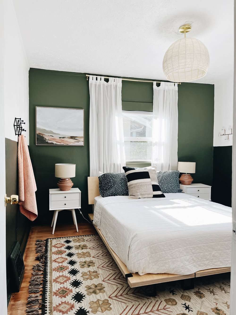 dormitorio verde y blanco