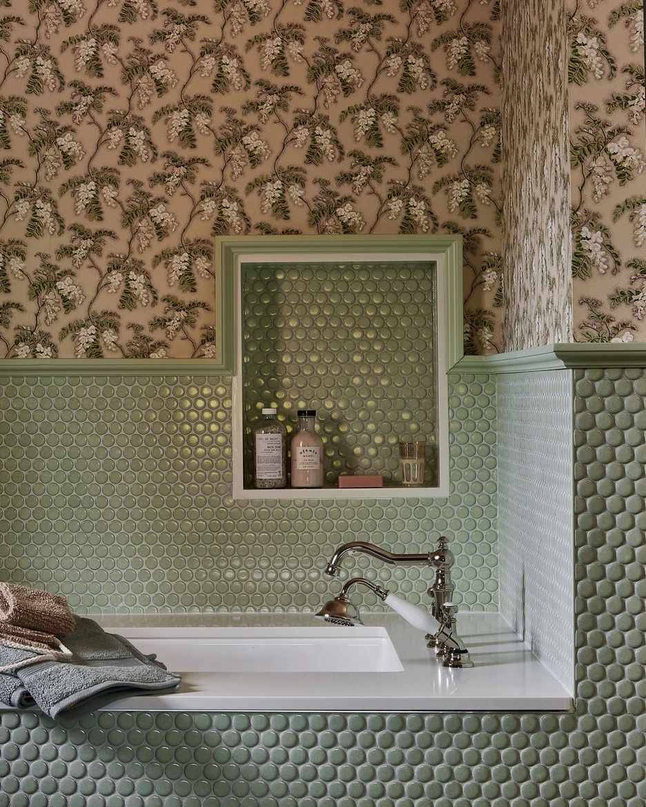 banheiro com papel de parede e azulejos