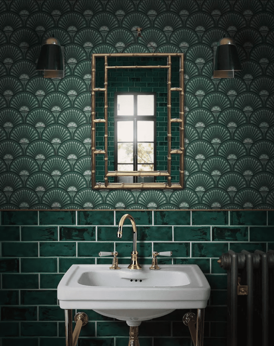 baño con papel pintado y azulejos verdes