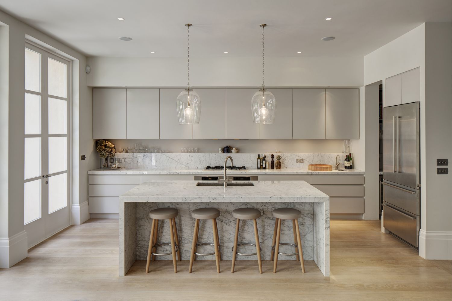 Küche mit Marmorinsel in modernem Einfamilienhaus 2012, Design von De Rosee Sa