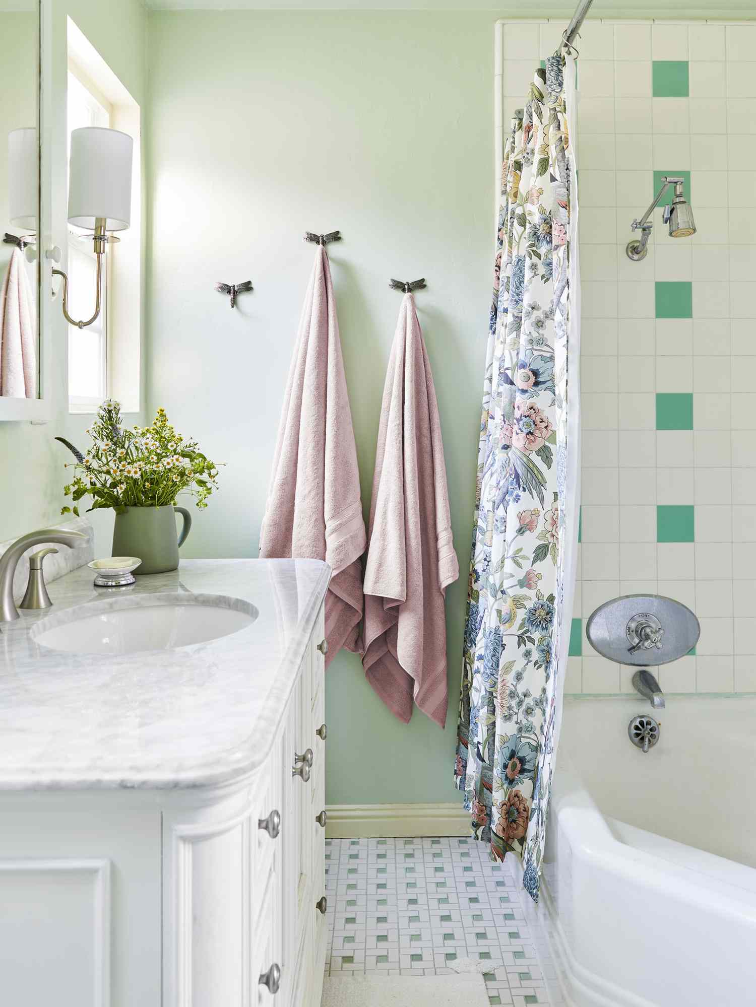 banheiro verde com azulejos