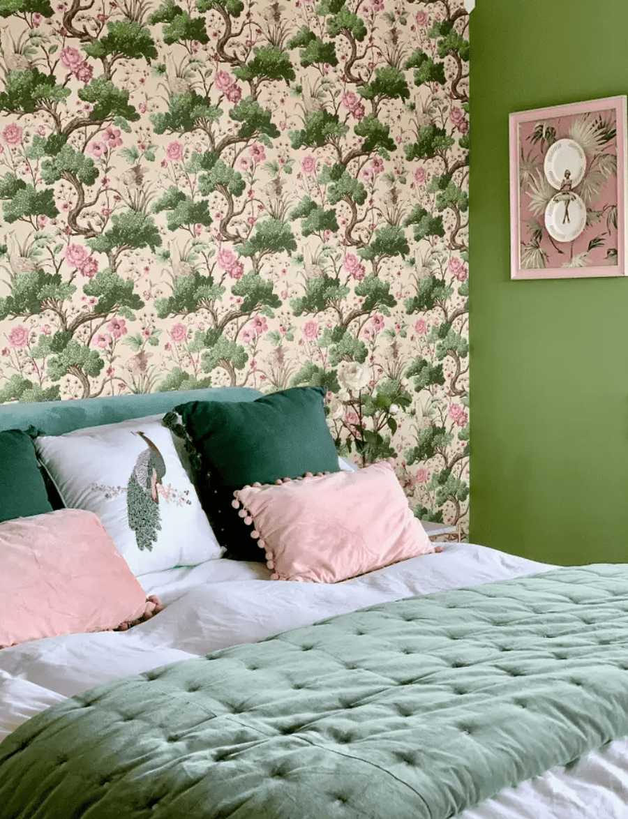 dormitorio empapelado y pintado de verde