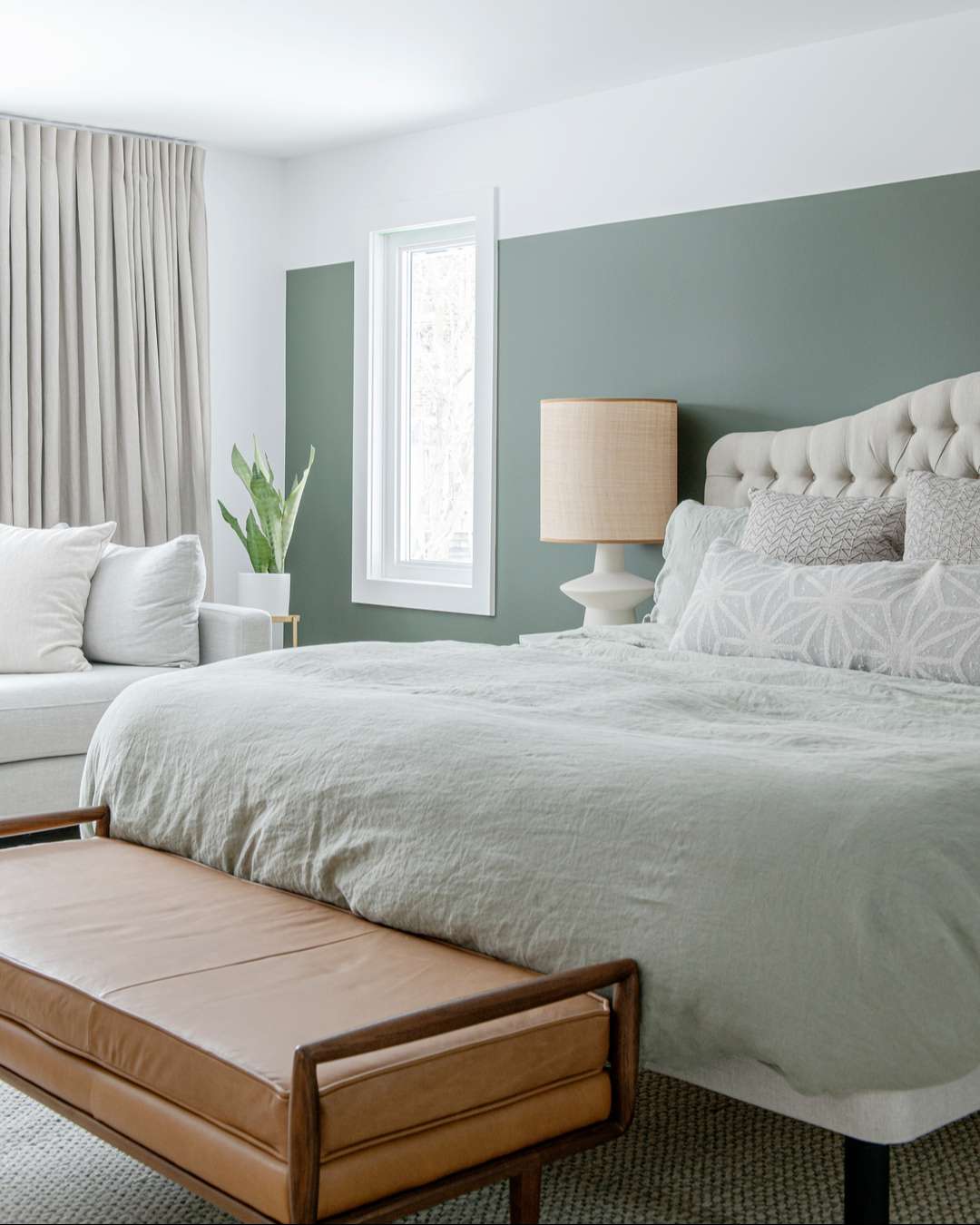 Dormitorio monocromático verde menta.