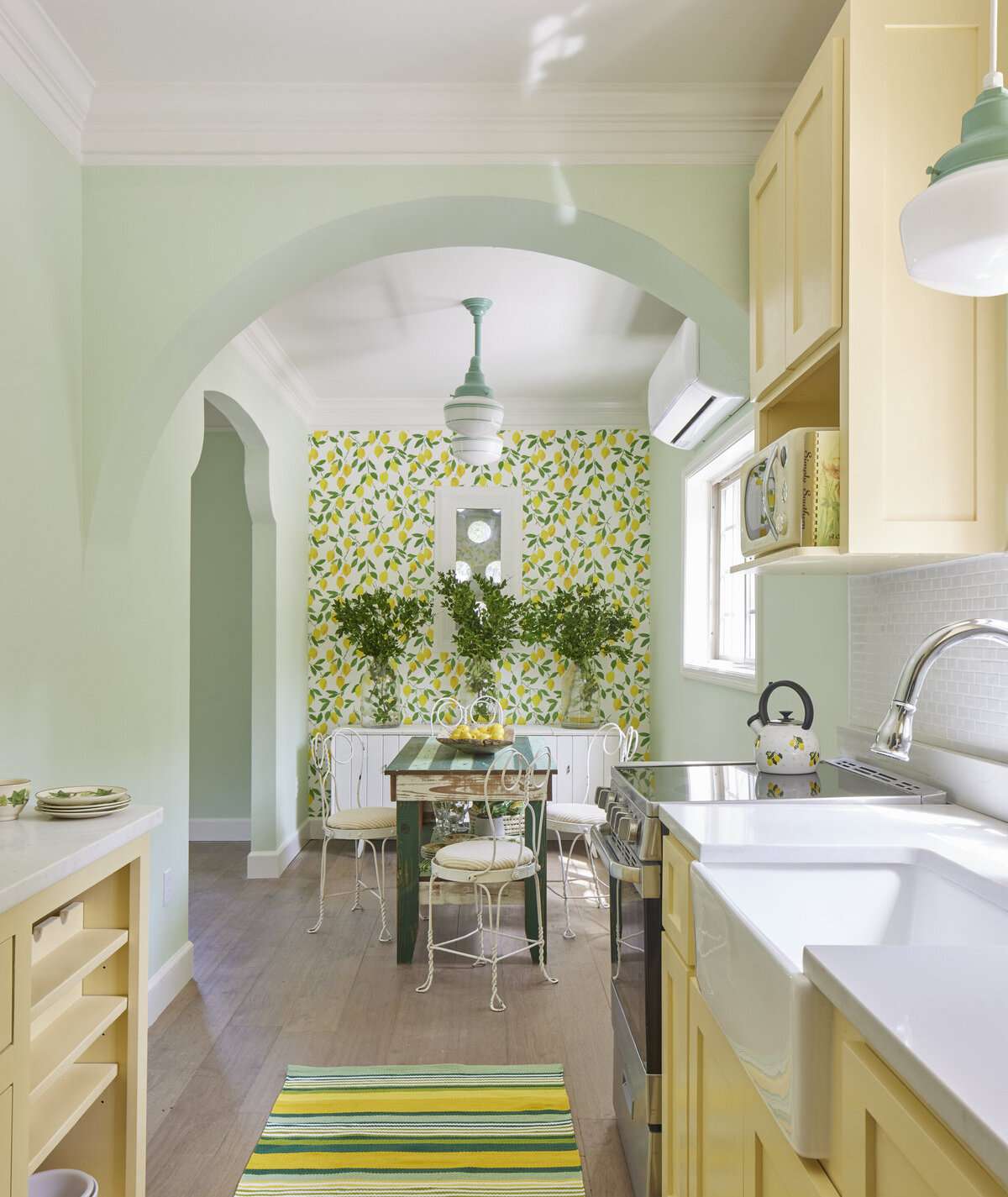 Hellgelbe und mintgrüne Küchen- und Esszimmergestaltung.