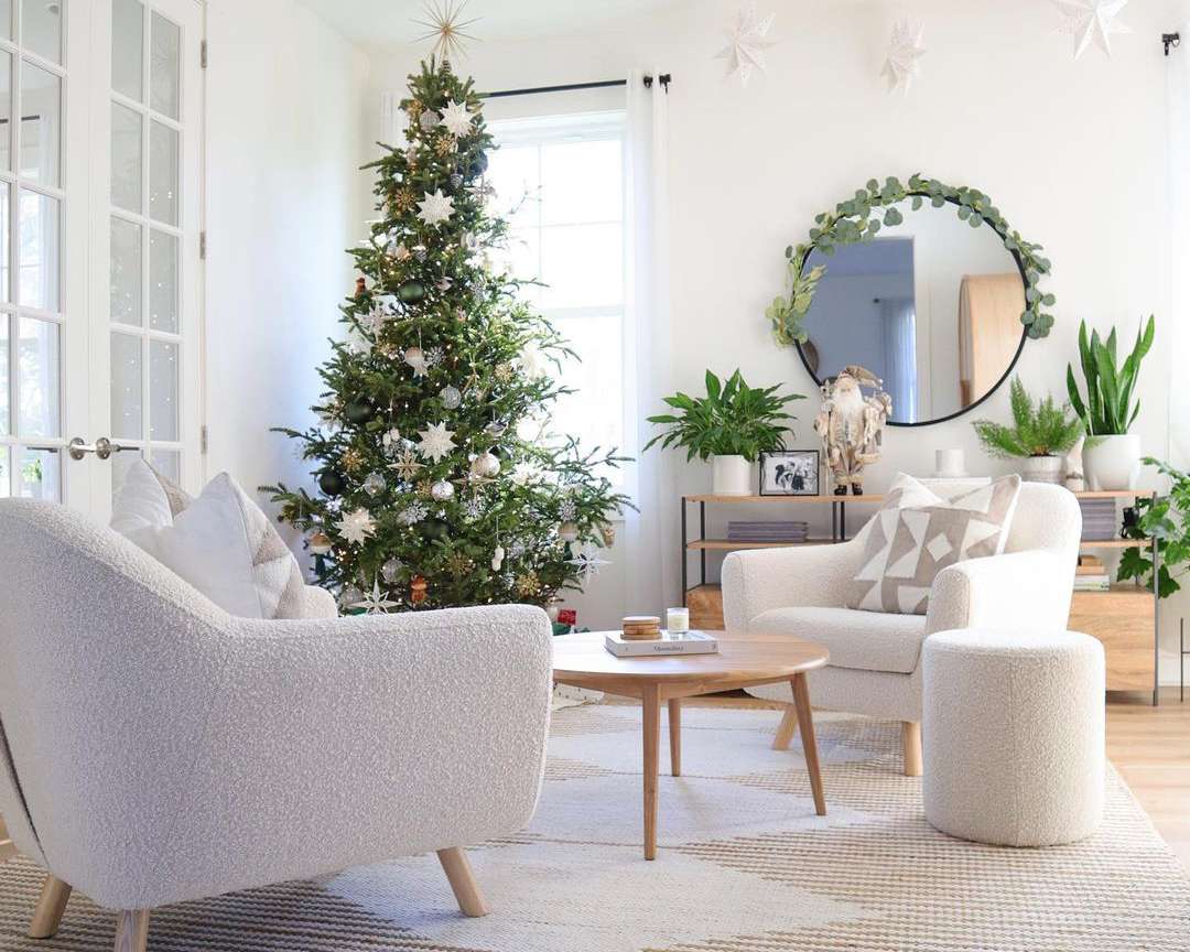Natürliche Weihnachtsdekoration in einem minimalistischen Interieur