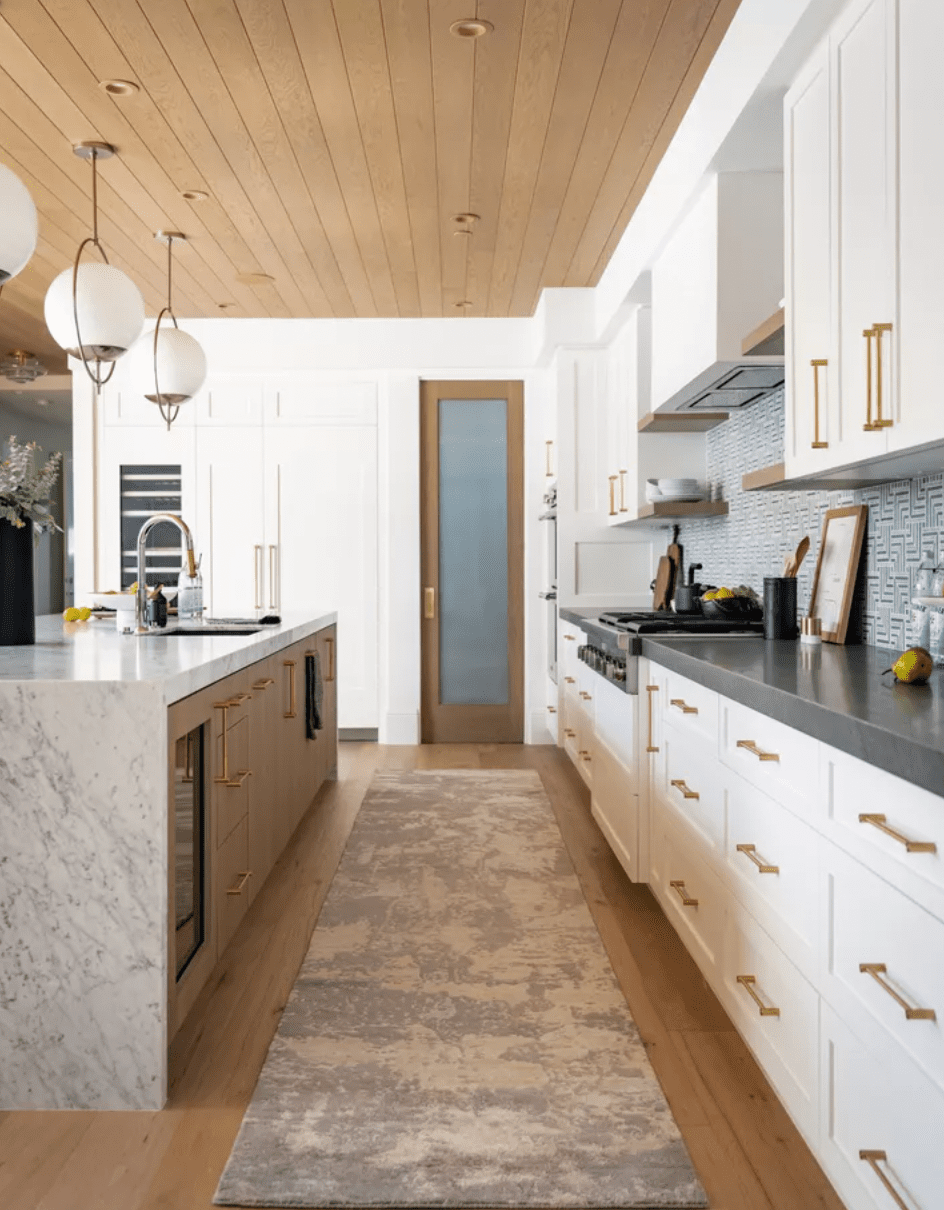 Küche in Gold, Weiß und Holz