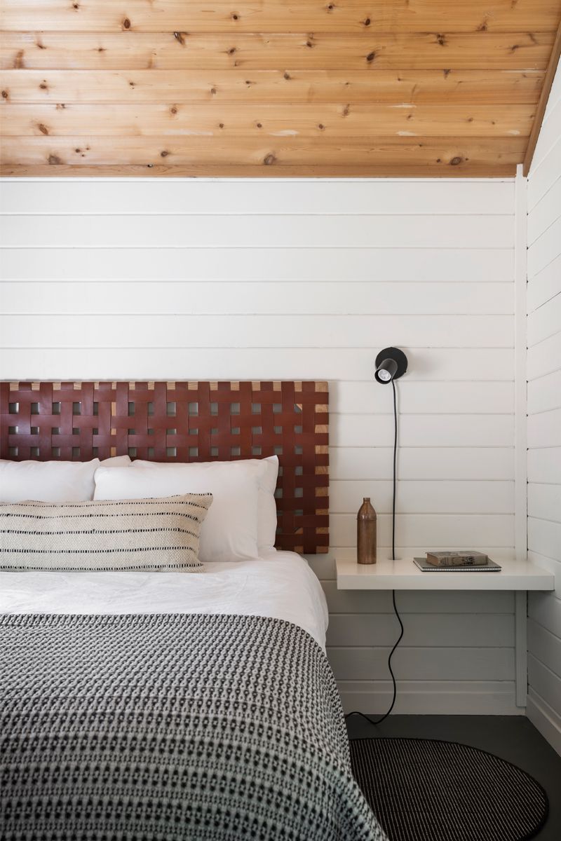 Chambre à coucher avec shiplap sur le mur et le plafond 