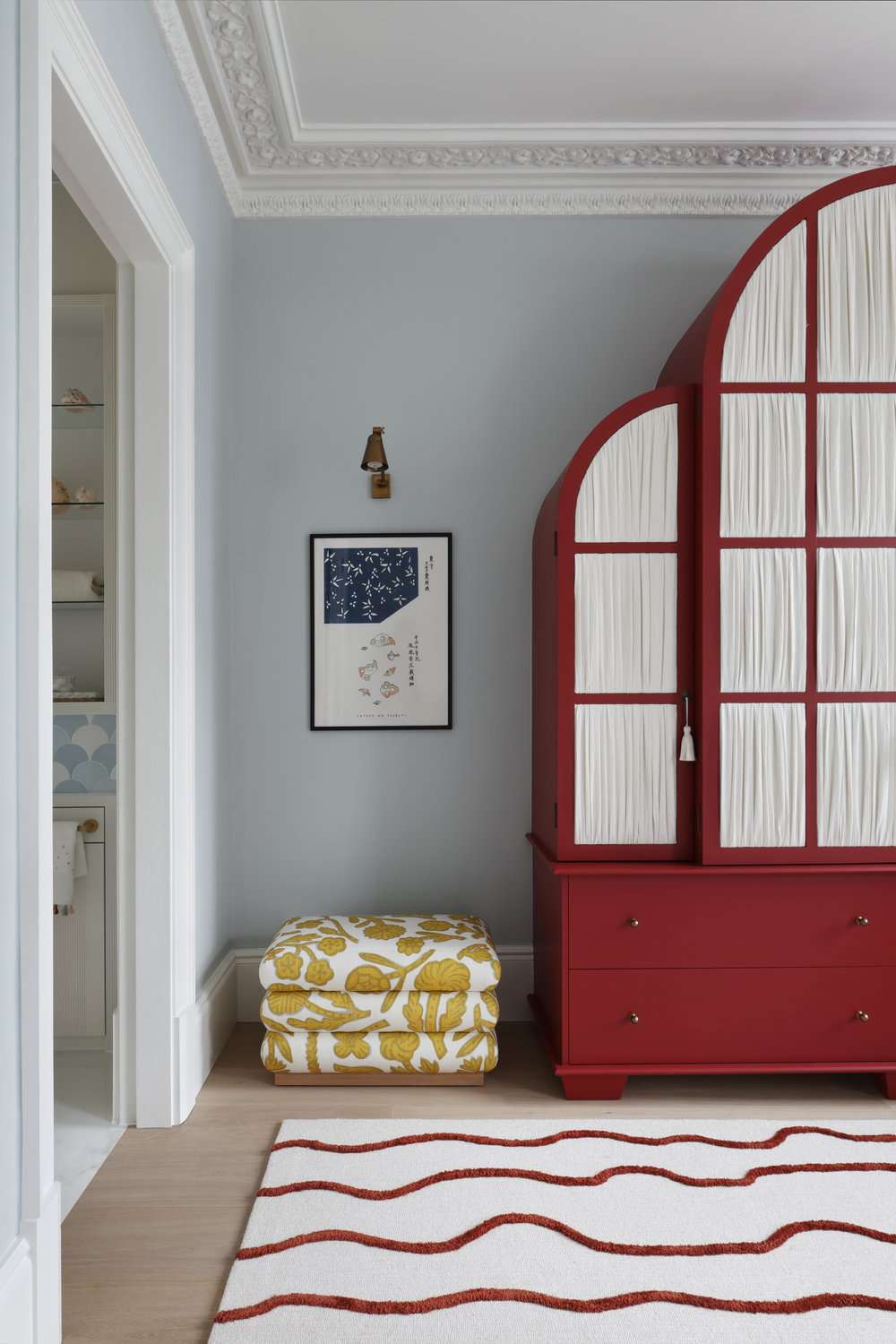 kleiner Pouf Ottomane im Schlafzimmer