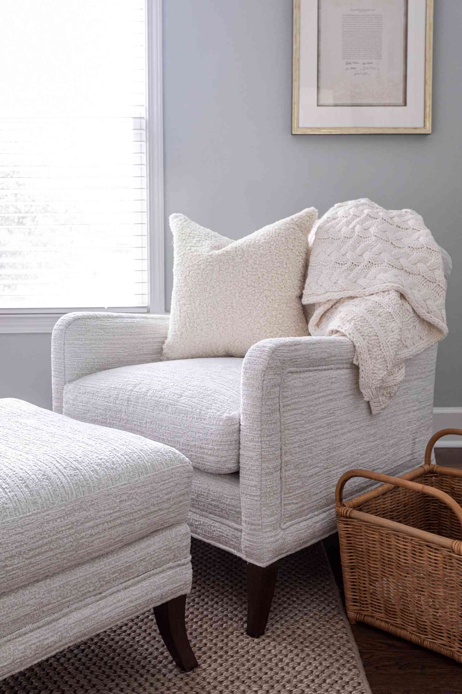 cadeira cinza com travesseiro e cobertor