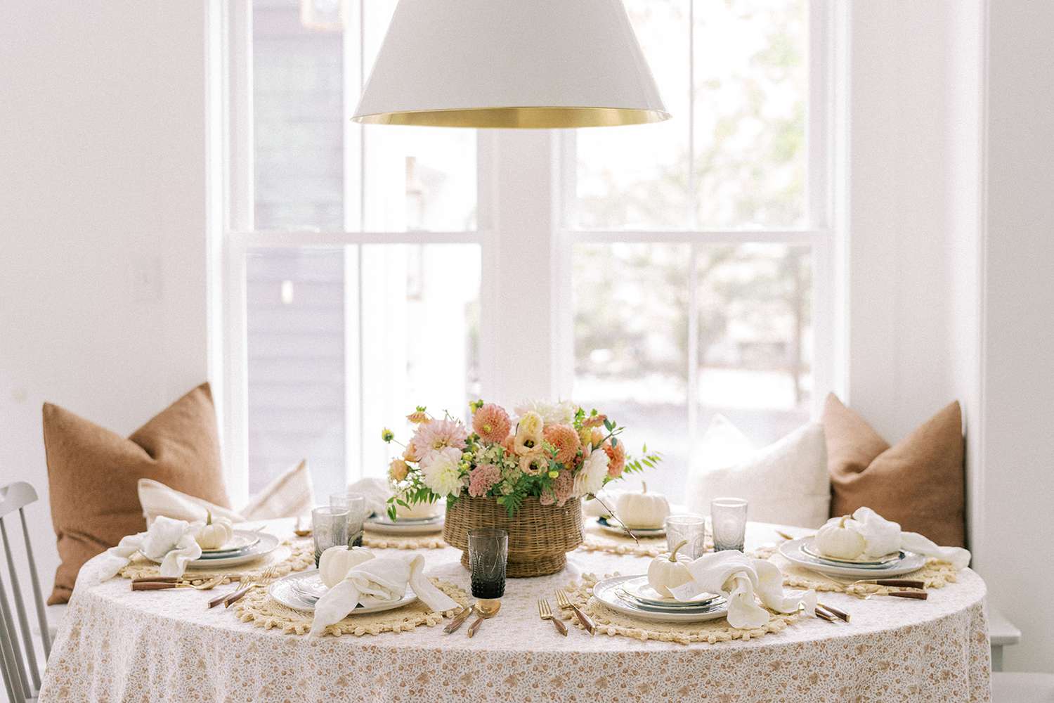 Paisagem de mesa de outono com flores em um vaso de vime