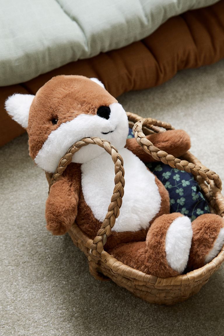 Brinquedo de raposa Forest Animal da H&M exibido em uma cesta de tecido