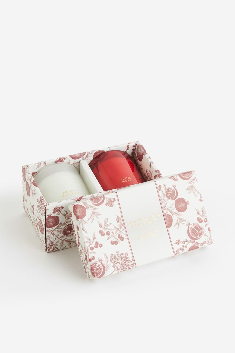 Das rot-weiße H&M Weihnachtskerzen-Geschenkset vor einem leeren weißen Hintergrund