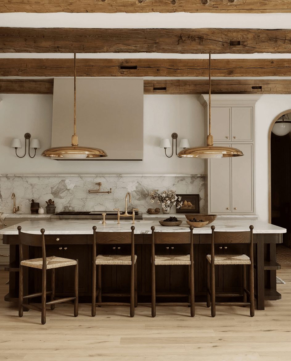 rustikale und glamouröse Küche in Weiß und Gold