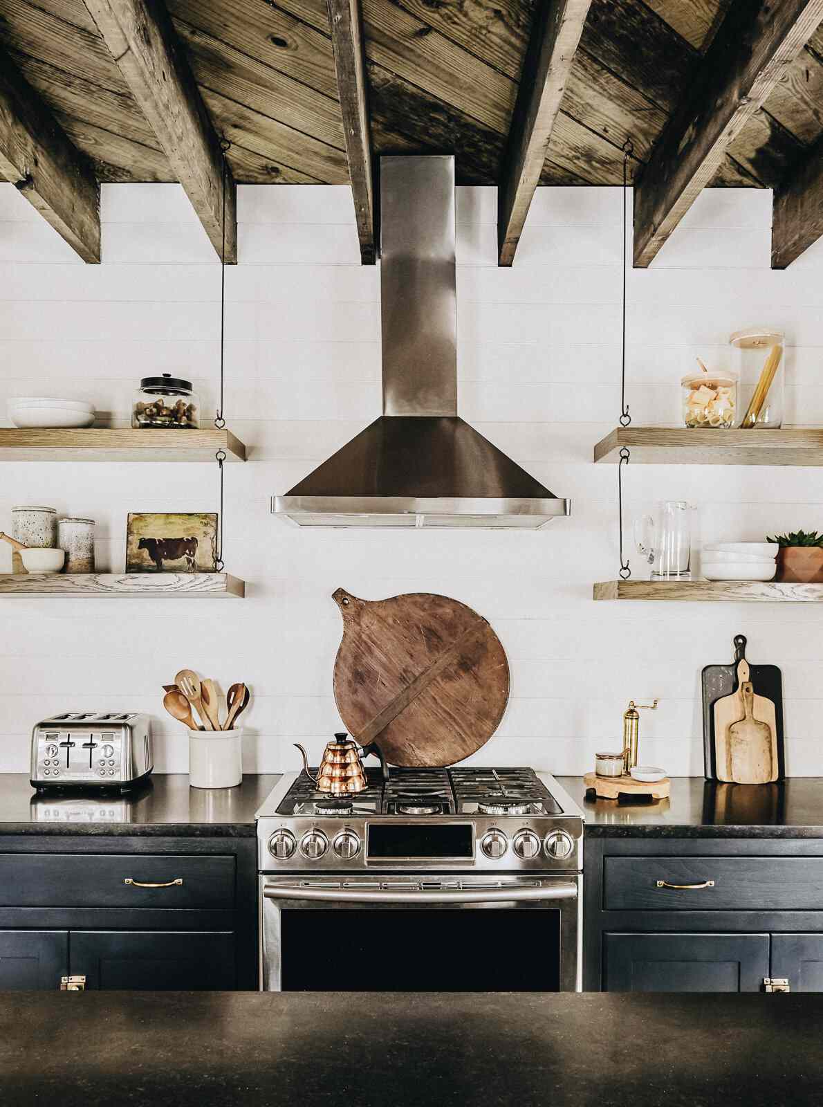 Eine rustikale Küche mit holzverkleideten Decken